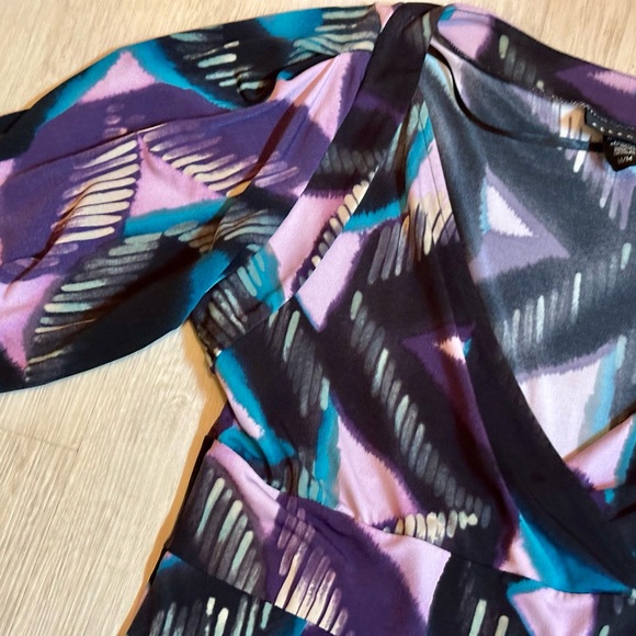 Women’s Attention Multicolor V-Neck Blouse, Size M, Short Sleeve, Stretchy, Cute - Picture 3 of 16